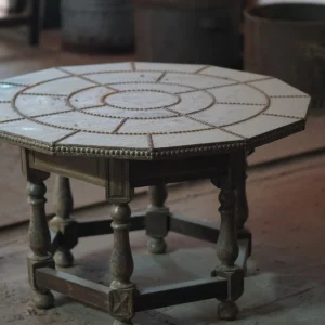 Mesa hexagonal madera tachuelas