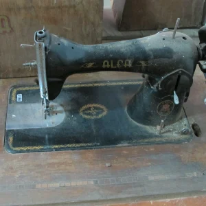 Máquina coser mesa madera curvada Alfa
